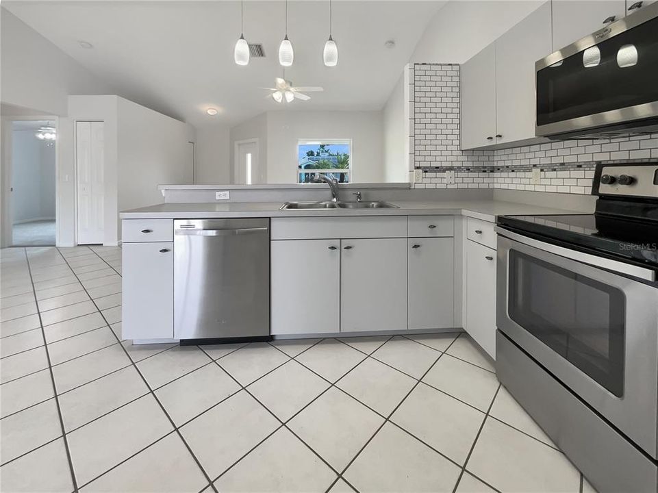 Под контрактом: $257,000 (3 спален, 2 ванн, 1158 Квадратных фут)