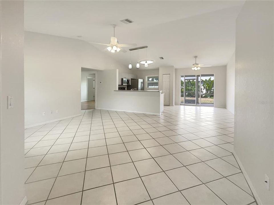 Под контрактом: $257,000 (3 спален, 2 ванн, 1158 Квадратных фут)