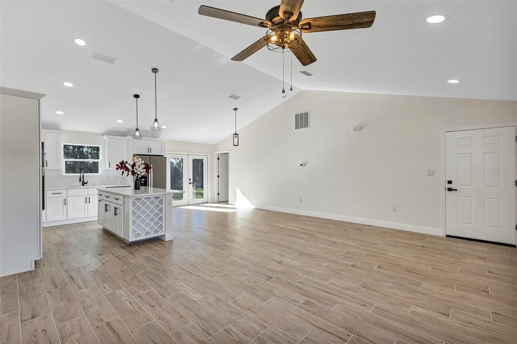 合同活跃: $269,900 (3 贝兹, 2 浴室, 1293 平方英尺)