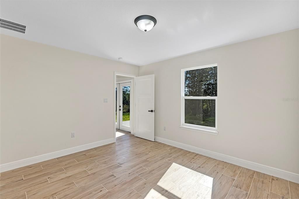 合同活跃: $269,900 (3 贝兹, 2 浴室, 1293 平方英尺)