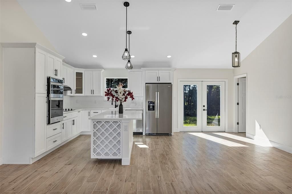 合同活跃: $269,900 (3 贝兹, 2 浴室, 1293 平方英尺)