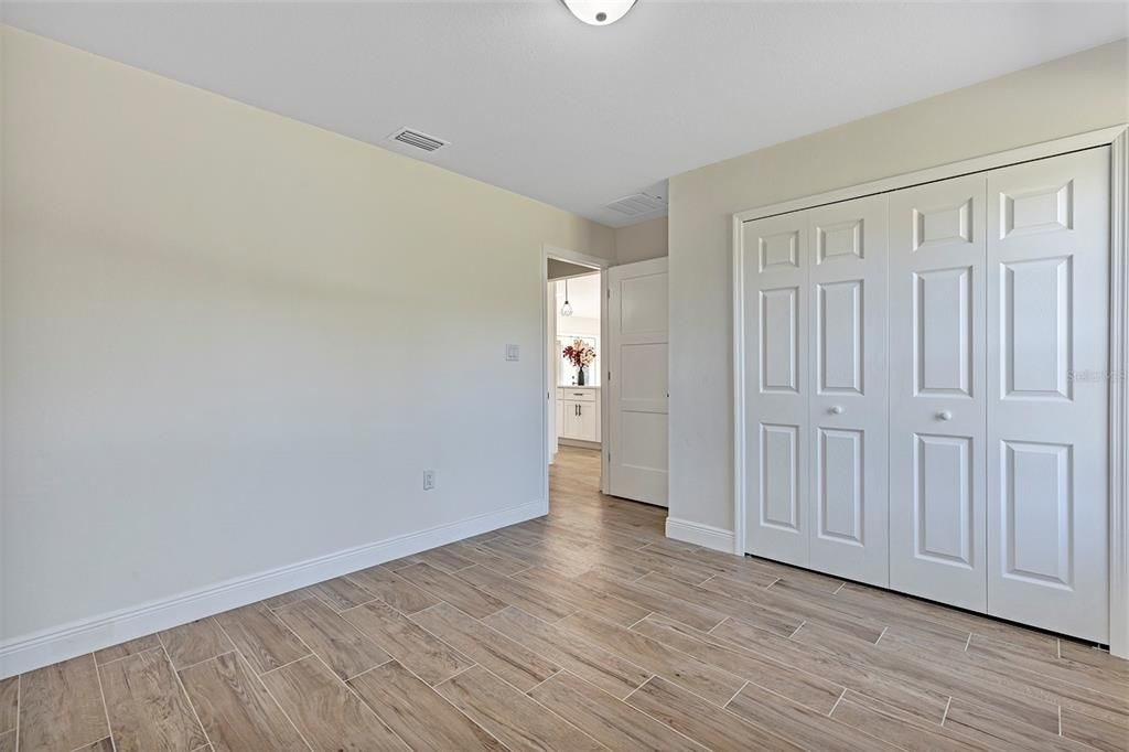 合同活跃: $269,900 (3 贝兹, 2 浴室, 1293 平方英尺)