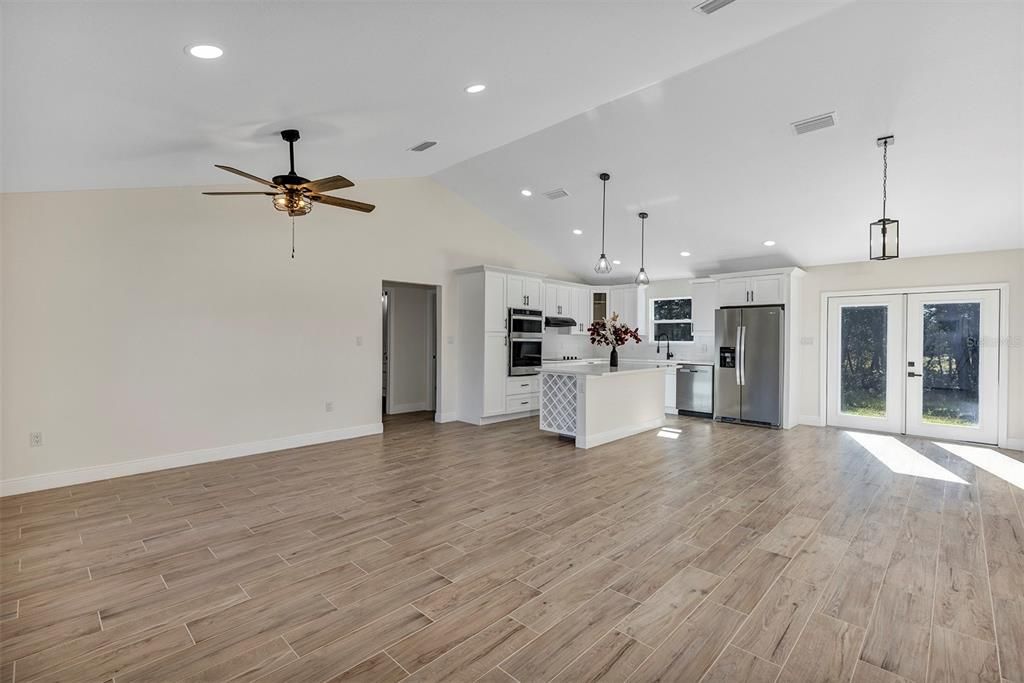 合同活跃: $269,900 (3 贝兹, 2 浴室, 1293 平方英尺)