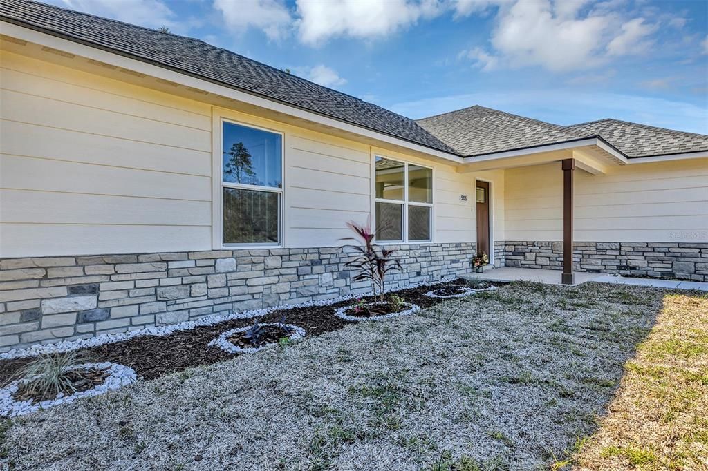 合同活跃: $269,900 (3 贝兹, 2 浴室, 1293 平方英尺)