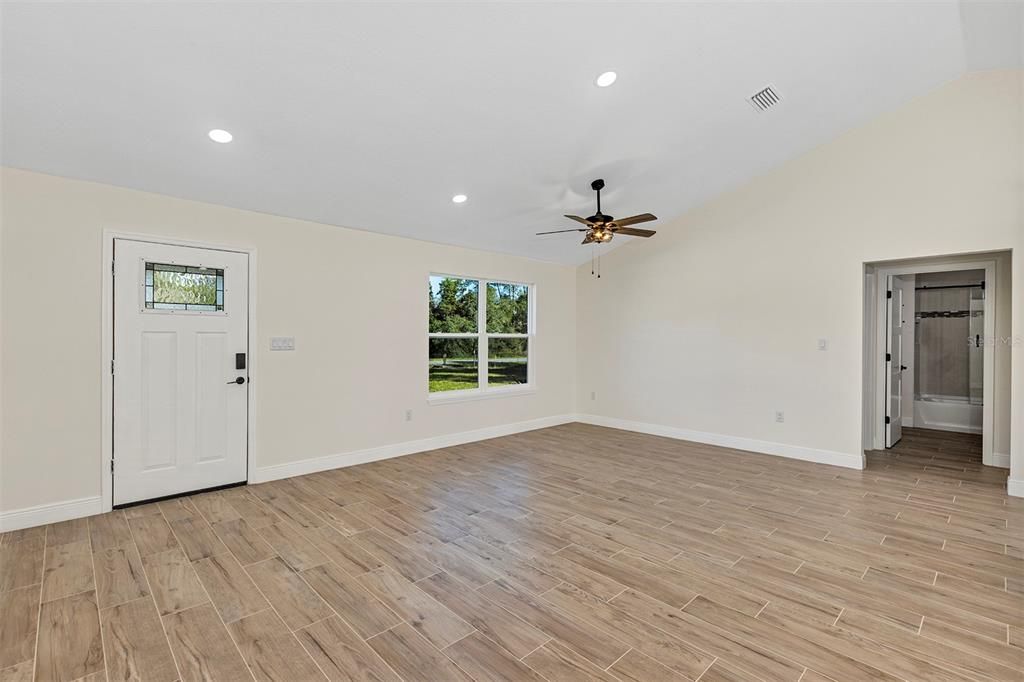 合同活跃: $269,900 (3 贝兹, 2 浴室, 1293 平方英尺)