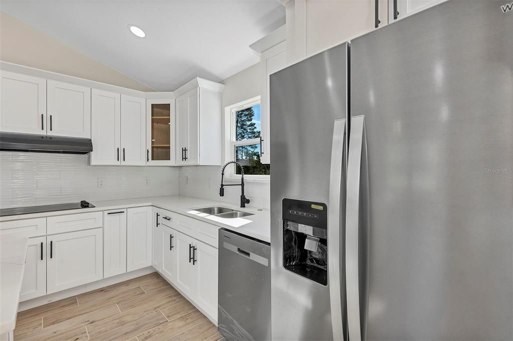 合同活跃: $269,900 (3 贝兹, 2 浴室, 1293 平方英尺)