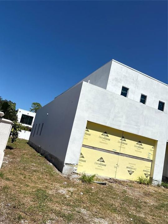 For Sale: $929,000 (5 beds, 5 baths, 3200 Square Feet)