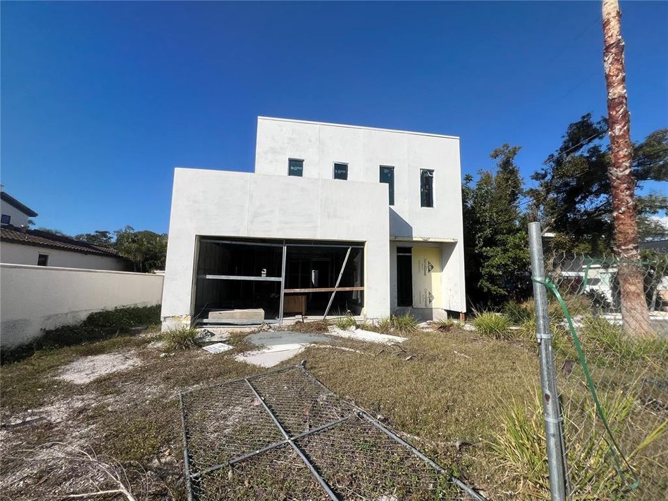 For Sale: $929,000 (5 beds, 5 baths, 3200 Square Feet)