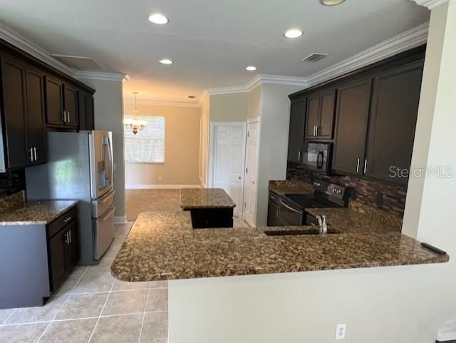 出租: $3,600 (4 贝兹, 2 浴室, 2944 平方英尺)