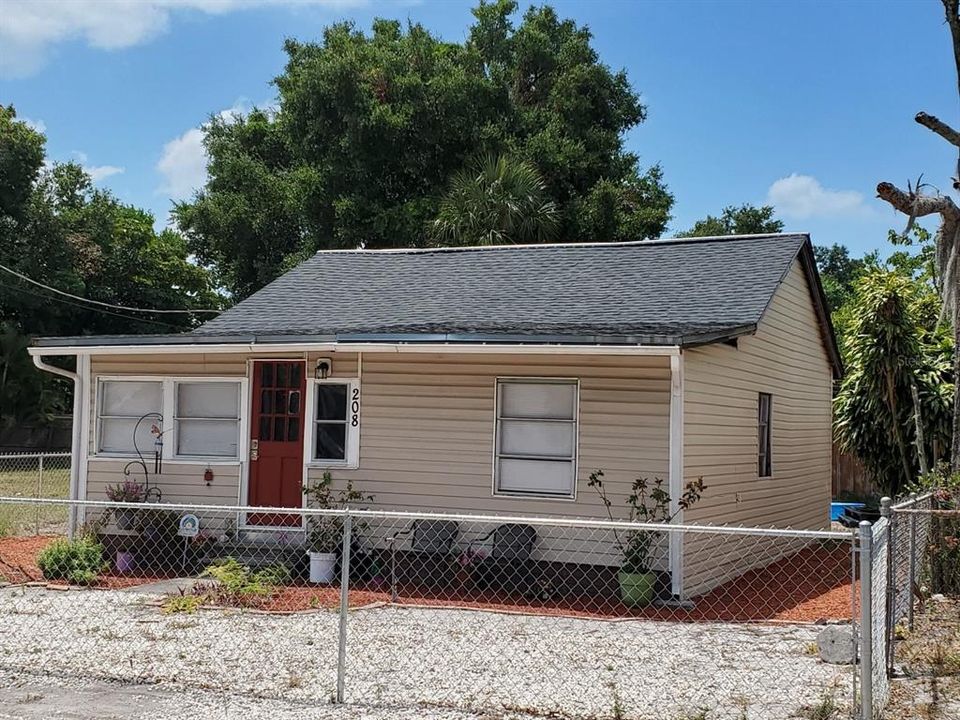 For Rent: $1,199 (3 beds, 1 baths, 696 Square Feet)