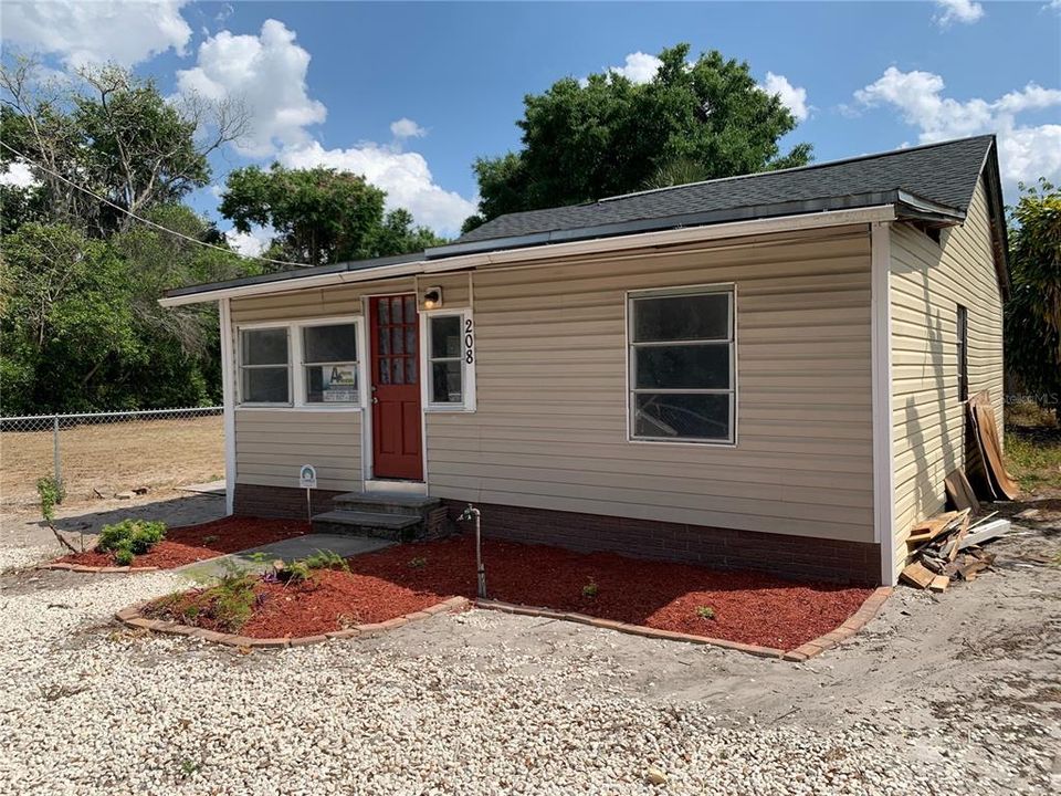 For Rent: $1,199 (3 beds, 1 baths, 696 Square Feet)