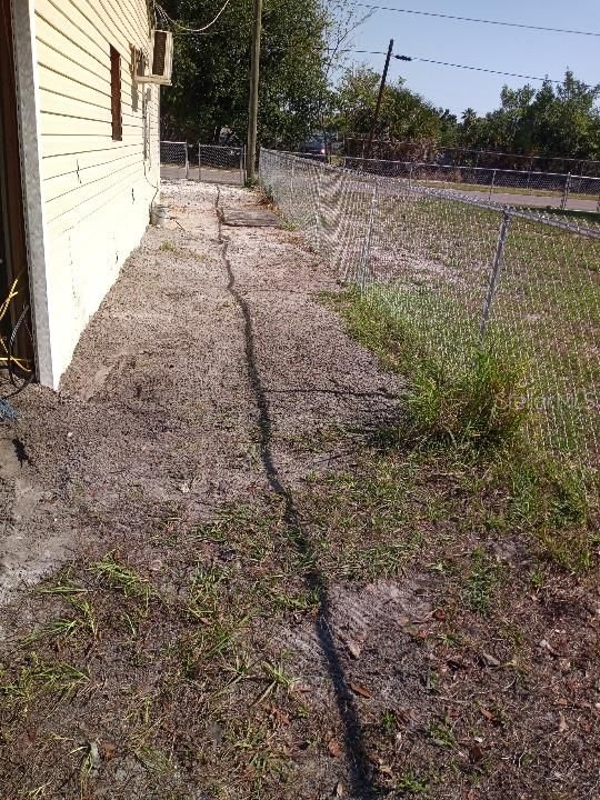 For Rent: $1,199 (3 beds, 1 baths, 696 Square Feet)