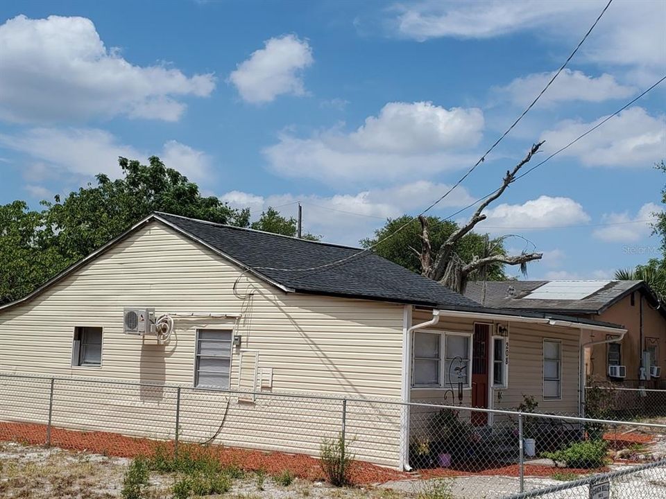 For Rent: $1,199 (3 beds, 1 baths, 696 Square Feet)