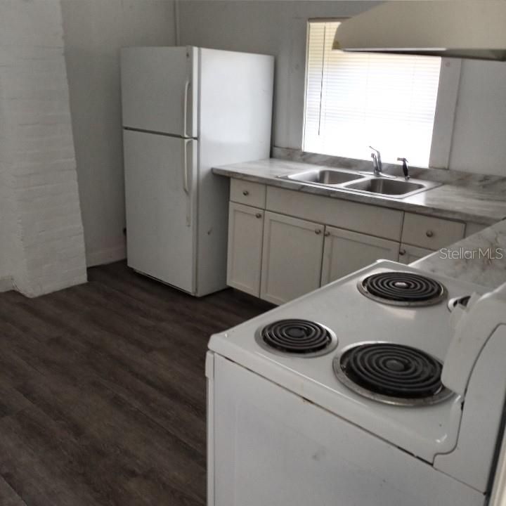 For Rent: $1,199 (3 beds, 1 baths, 696 Square Feet)