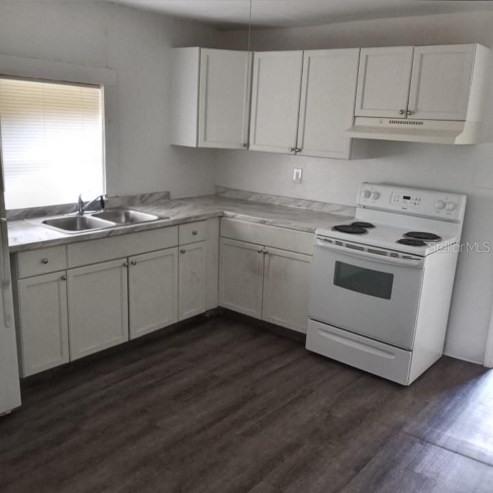 For Rent: $1,199 (3 beds, 1 baths, 696 Square Feet)