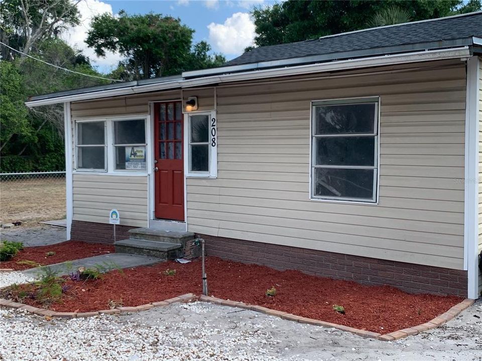 For Rent: $1,199 (3 beds, 1 baths, 696 Square Feet)