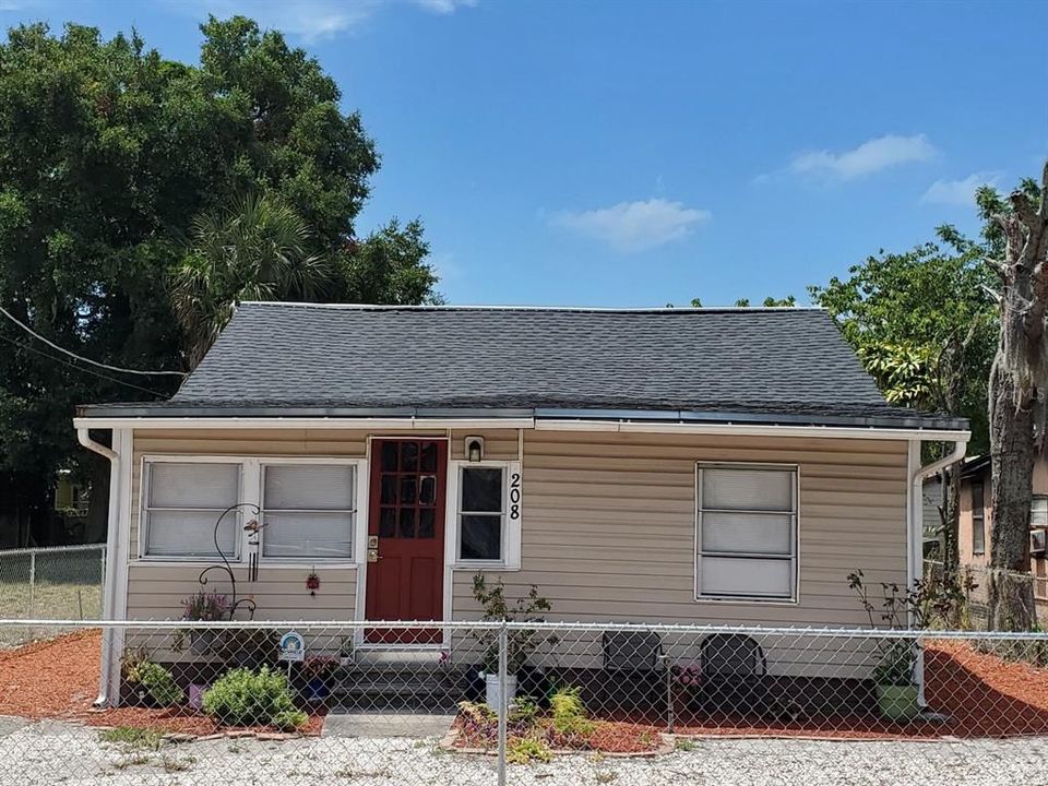 For Rent: $1,199 (3 beds, 1 baths, 696 Square Feet)