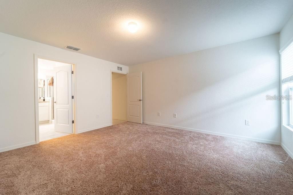 For Rent: $2,250 (4 beds, 2 baths, 1946 Square Feet)