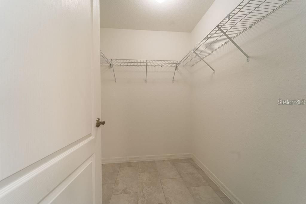 For Rent: $2,250 (4 beds, 2 baths, 1946 Square Feet)