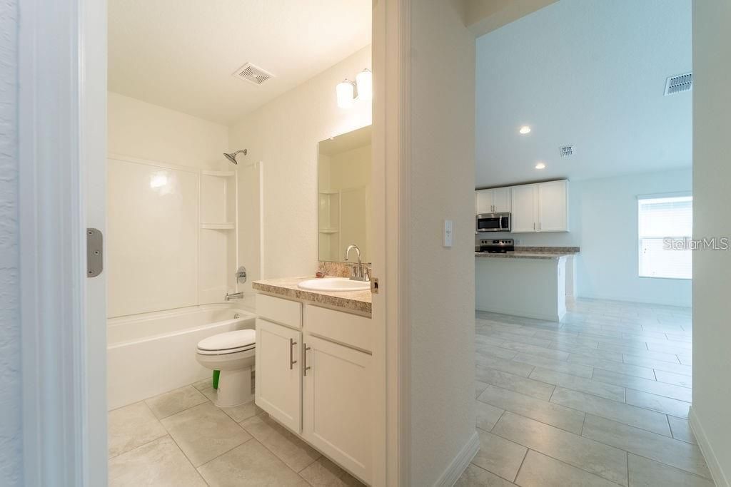 For Rent: $2,250 (4 beds, 2 baths, 1946 Square Feet)