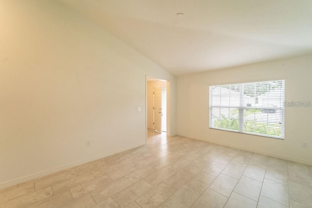 For Rent: $2,250 (4 beds, 2 baths, 1946 Square Feet)