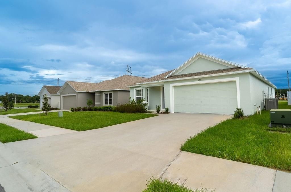 For Rent: $2,250 (4 beds, 2 baths, 1946 Square Feet)