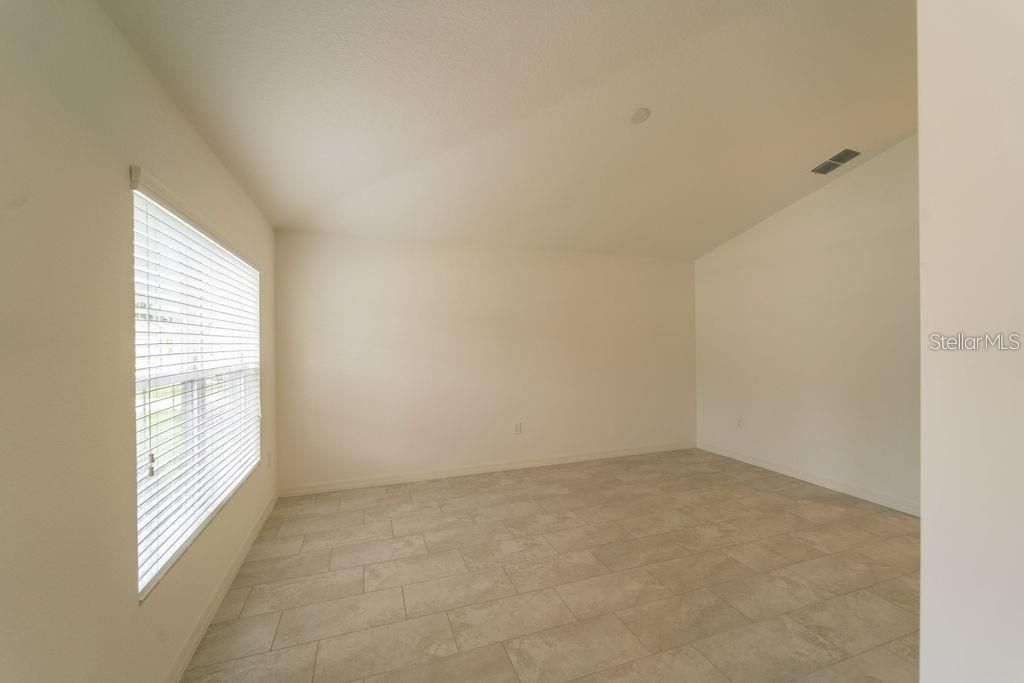 For Rent: $2,250 (4 beds, 2 baths, 1946 Square Feet)