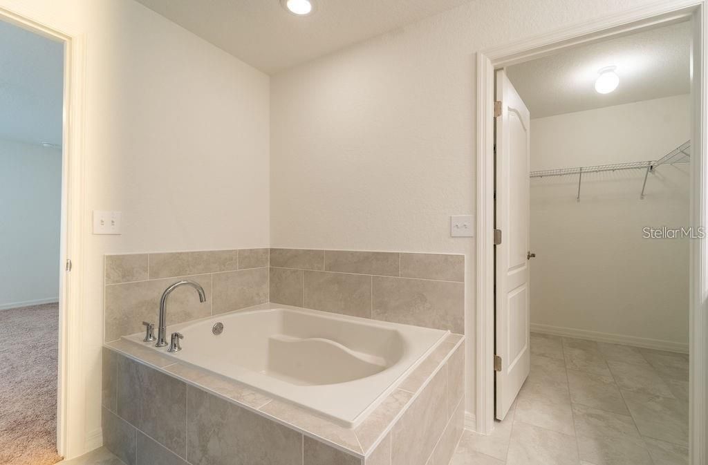 For Rent: $2,250 (4 beds, 2 baths, 1946 Square Feet)