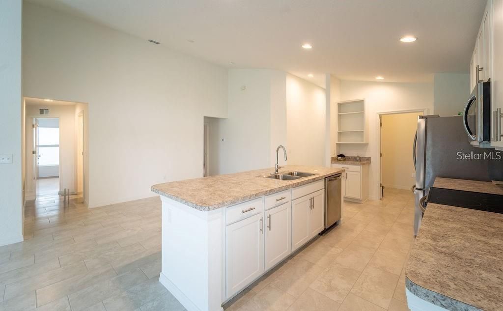 For Rent: $2,250 (4 beds, 2 baths, 1946 Square Feet)