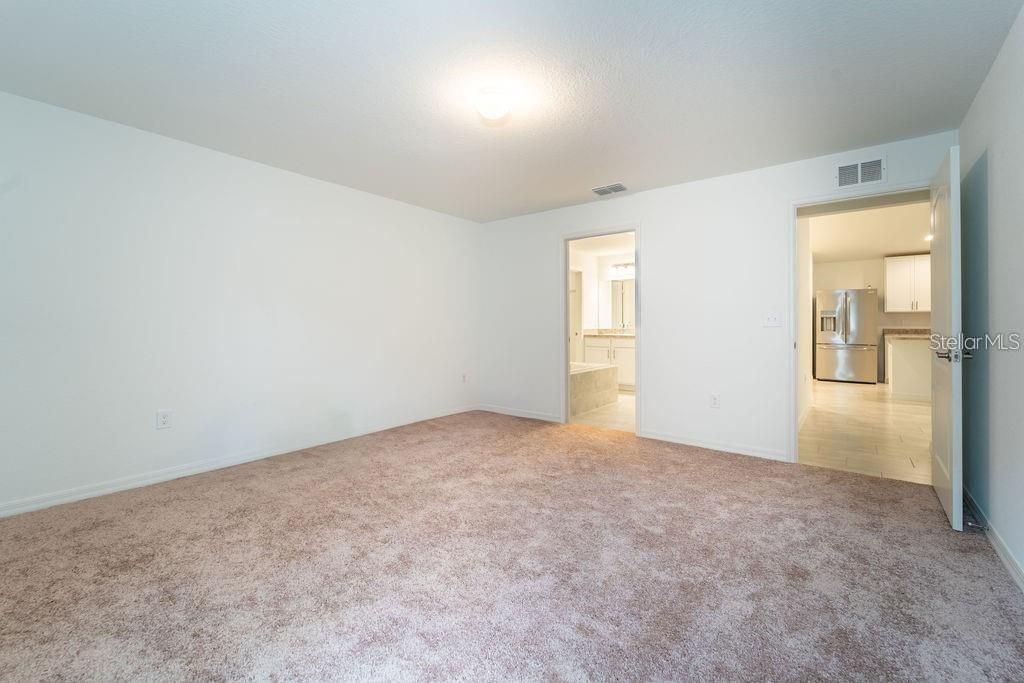 For Rent: $2,250 (4 beds, 2 baths, 1946 Square Feet)