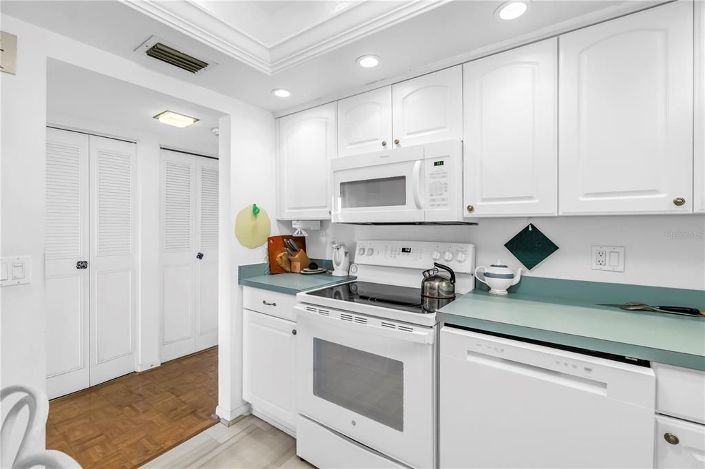 На продажу: $274,900 (2 спален, 2 ванн, 1175 Квадратных фут)