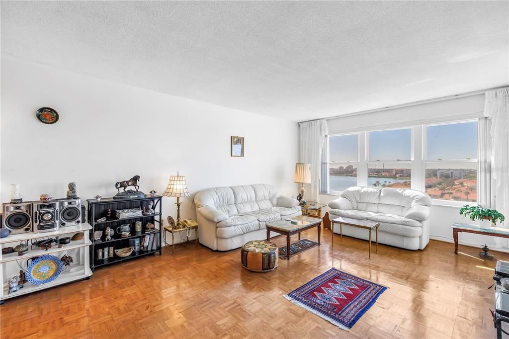 На продажу: $274,900 (2 спален, 2 ванн, 1175 Квадратных фут)