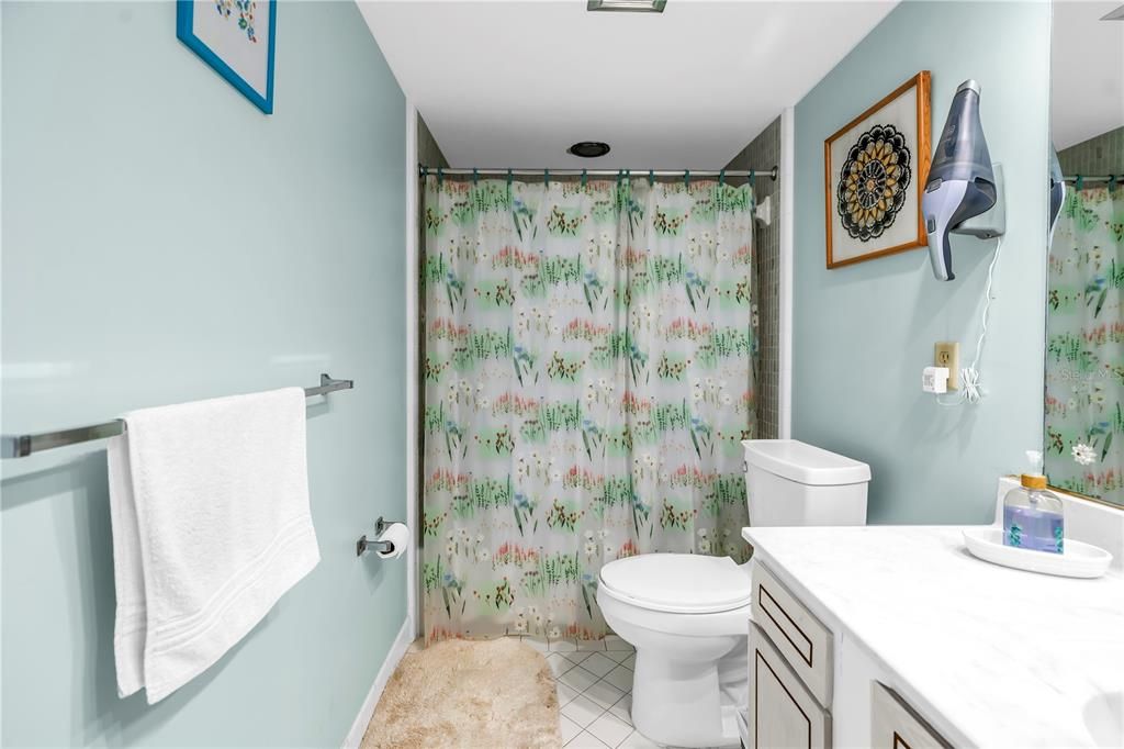 На продажу: $274,900 (2 спален, 2 ванн, 1175 Квадратных фут)