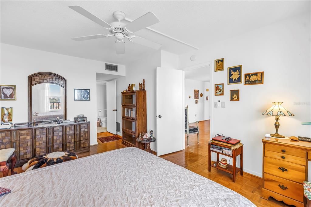 На продажу: $274,900 (2 спален, 2 ванн, 1175 Квадратных фут)