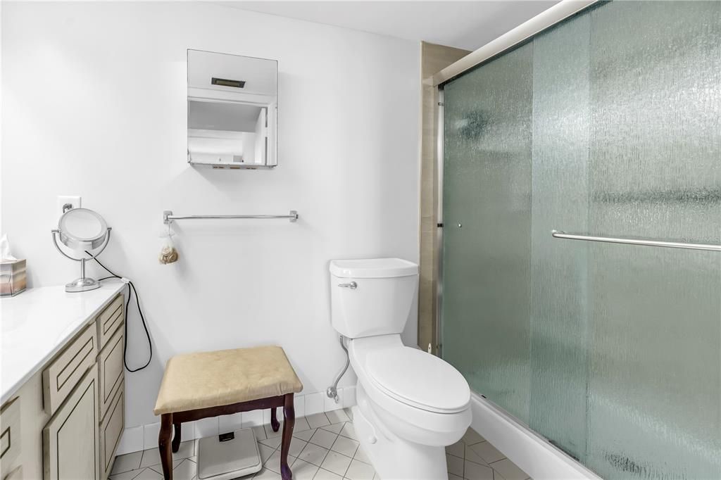 На продажу: $274,900 (2 спален, 2 ванн, 1175 Квадратных фут)