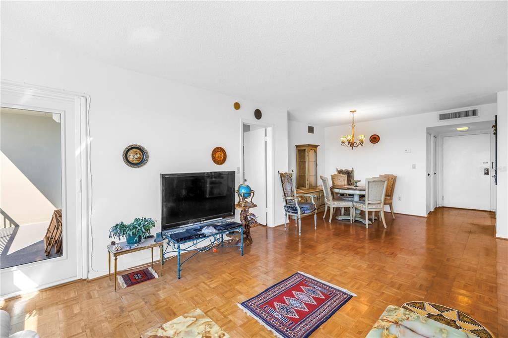 На продажу: $274,900 (2 спален, 2 ванн, 1175 Квадратных фут)