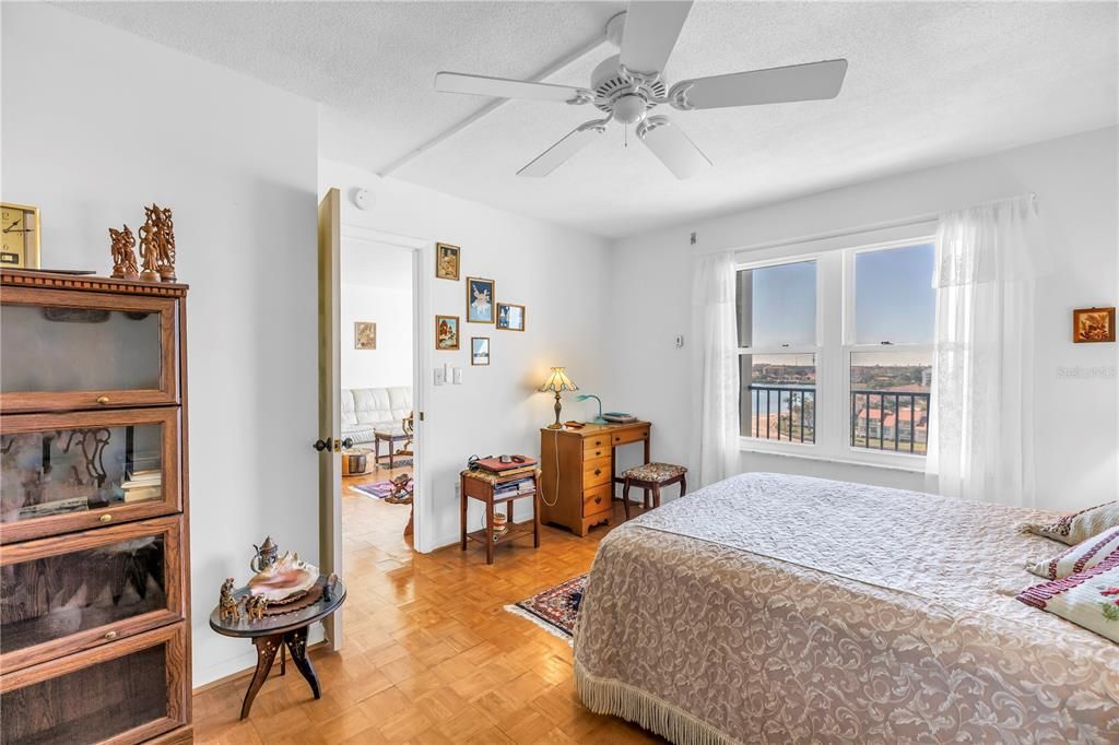 На продажу: $274,900 (2 спален, 2 ванн, 1175 Квадратных фут)