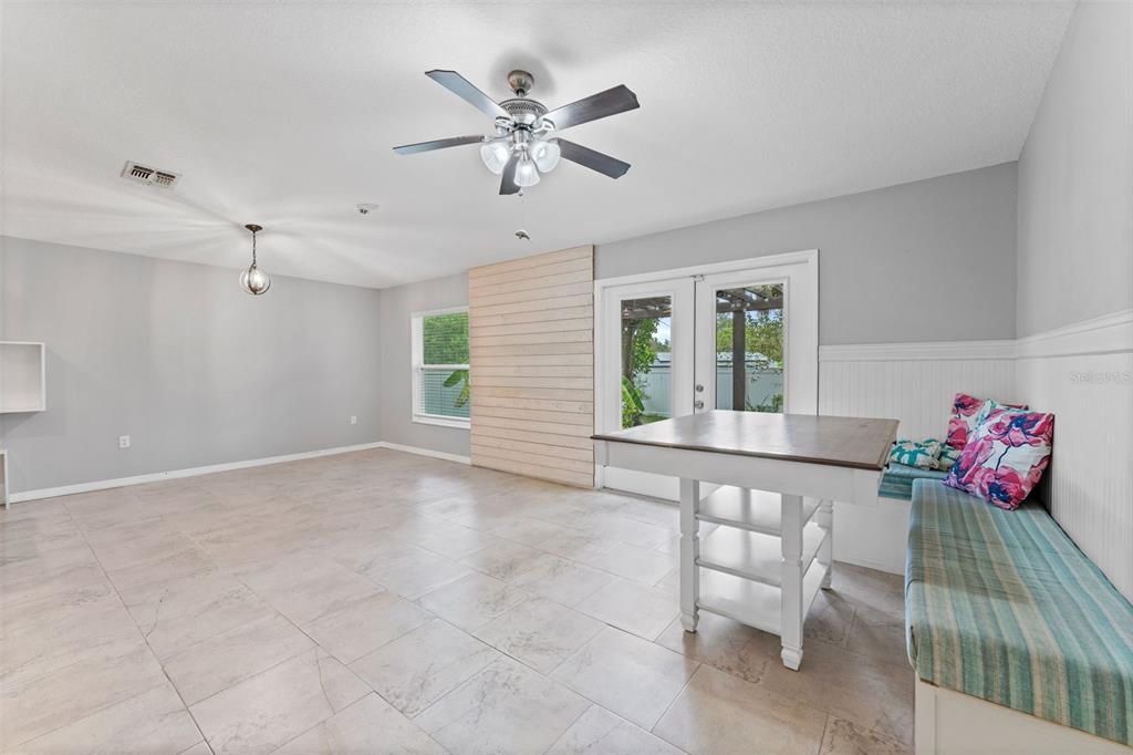 合同活跃: $238,229 (3 贝兹, 2 浴室, 1587 平方英尺)