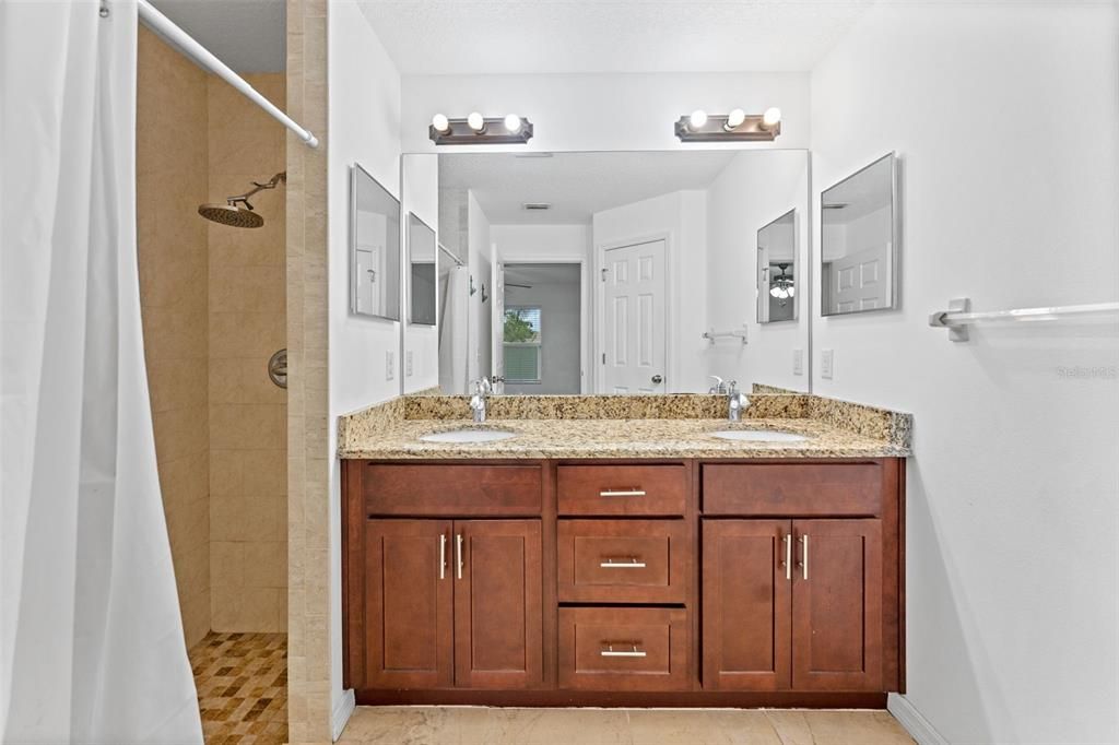 合同活跃: $238,229 (3 贝兹, 2 浴室, 1587 平方英尺)