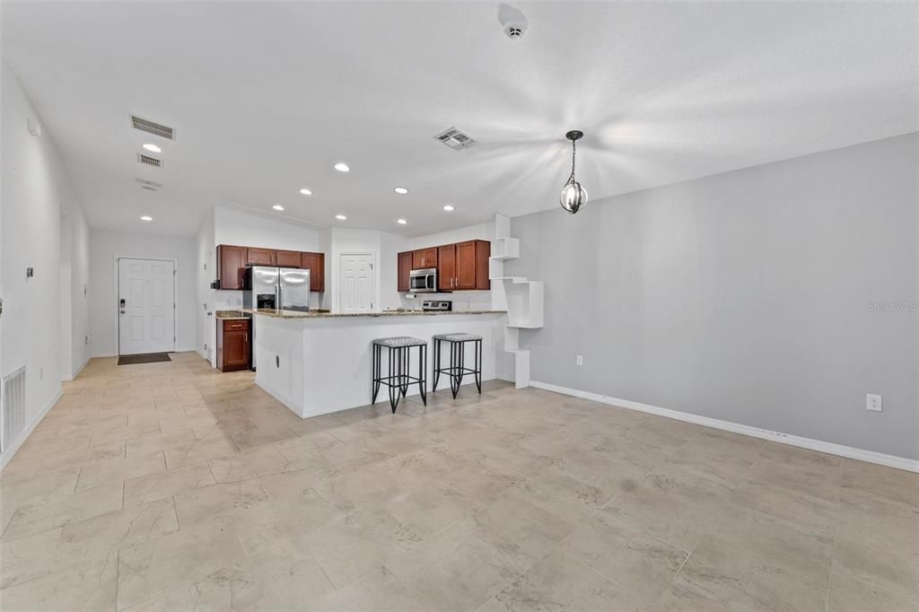 合同活跃: $238,229 (3 贝兹, 2 浴室, 1587 平方英尺)