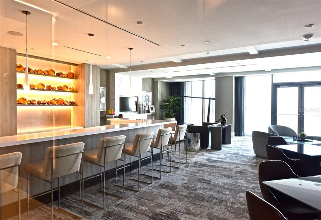 合同活跃: $1,249,000 (2 贝兹, 2 浴室, 1402 平方英尺)