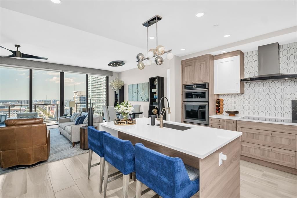 合同活跃: $1,249,000 (2 贝兹, 2 浴室, 1402 平方英尺)