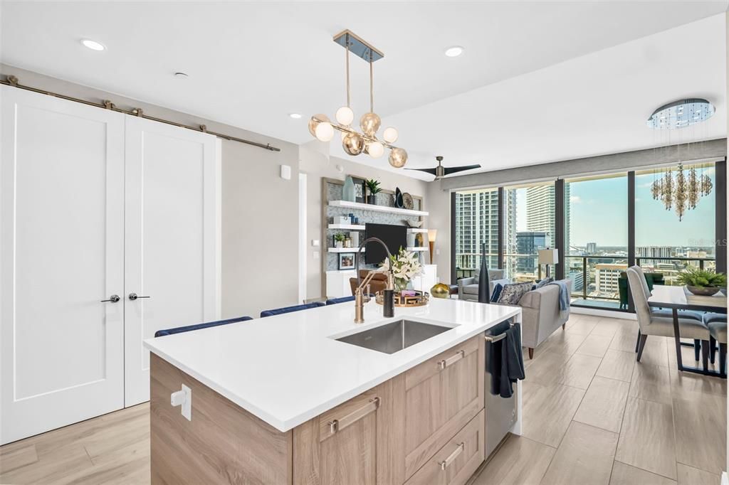 合同活跃: $1,249,000 (2 贝兹, 2 浴室, 1402 平方英尺)