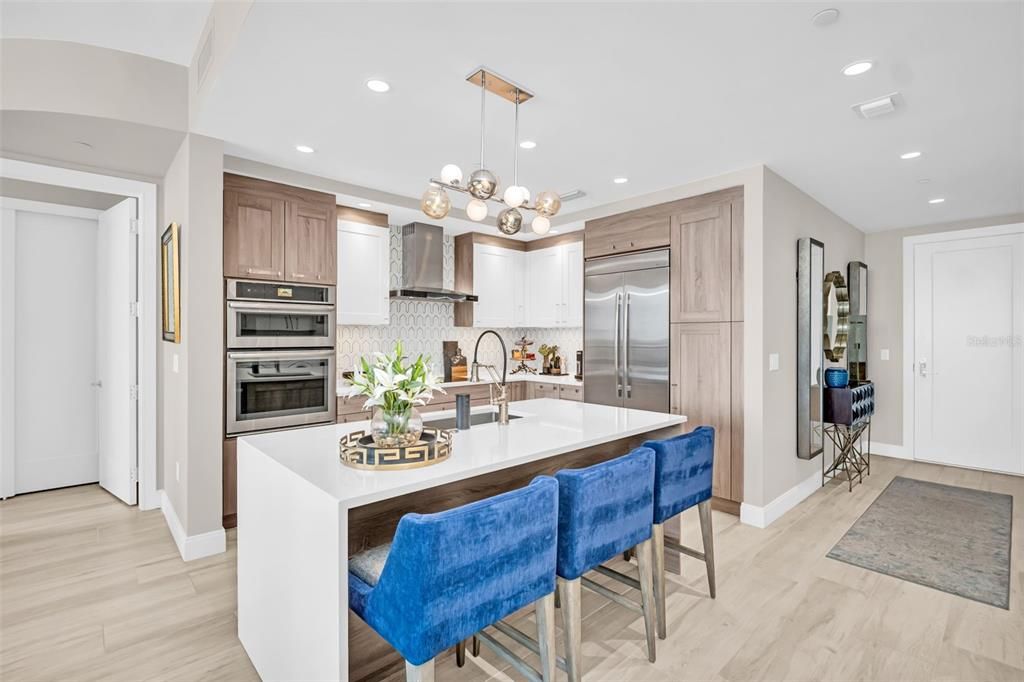 合同活跃: $1,249,000 (2 贝兹, 2 浴室, 1402 平方英尺)