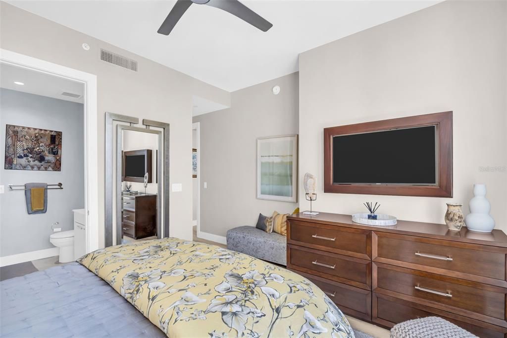 合同活跃: $1,249,000 (2 贝兹, 2 浴室, 1402 平方英尺)