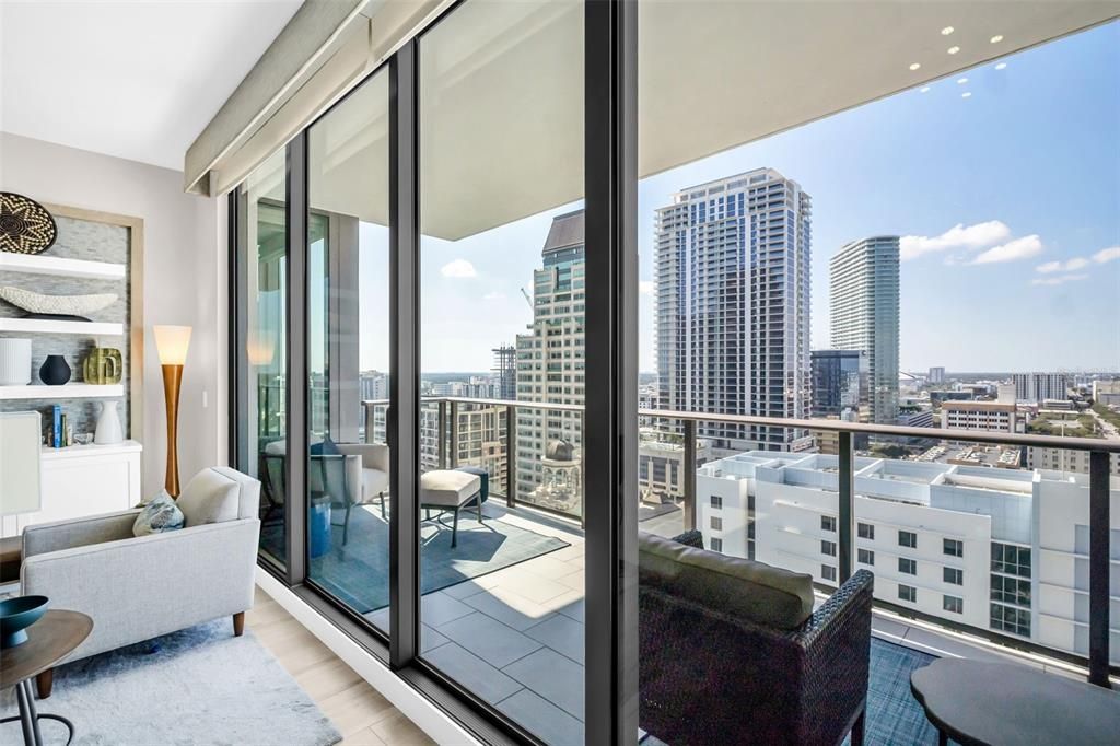 合同活跃: $1,249,000 (2 贝兹, 2 浴室, 1402 平方英尺)