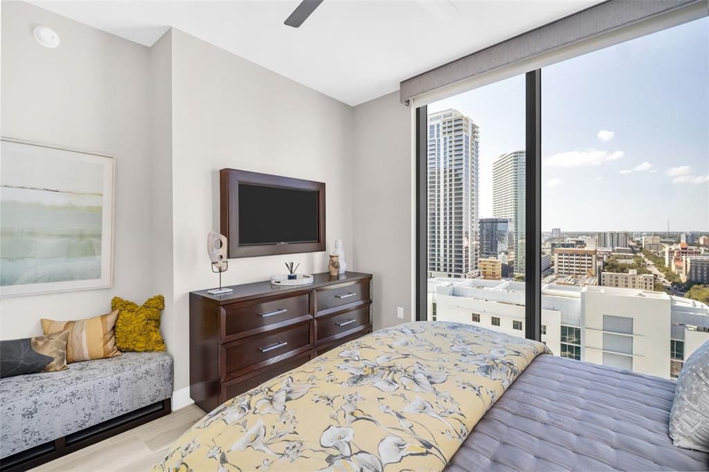 合同活跃: $1,249,000 (2 贝兹, 2 浴室, 1402 平方英尺)