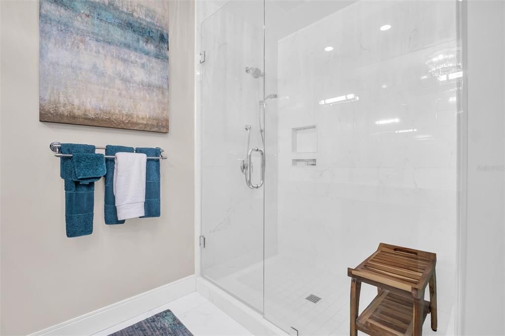 合同活跃: $1,249,000 (2 贝兹, 2 浴室, 1402 平方英尺)