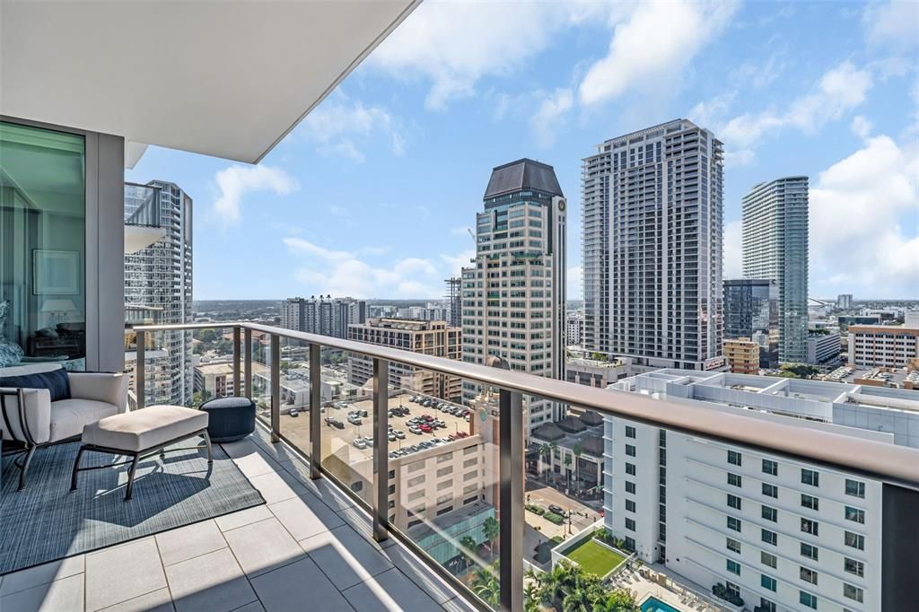 合同活跃: $1,249,000 (2 贝兹, 2 浴室, 1402 平方英尺)