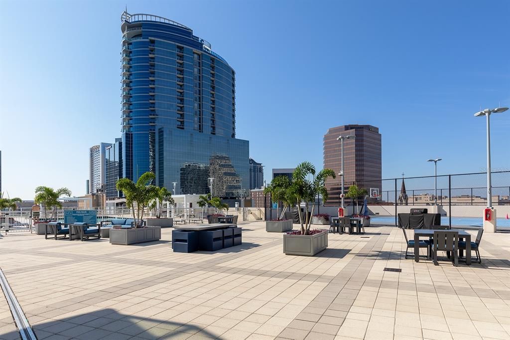 For Sale: $425,900 (2 beds, 2 baths, 1138 Square Feet)